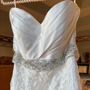 NWT lace sweetheart corset back wedding dress. Size 4 unaltered! Stunning!